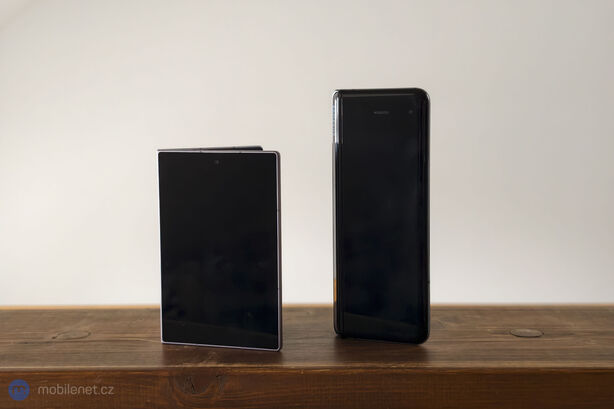 Samsung Galaxy Fold a Samsung Galaxy Z Fold8