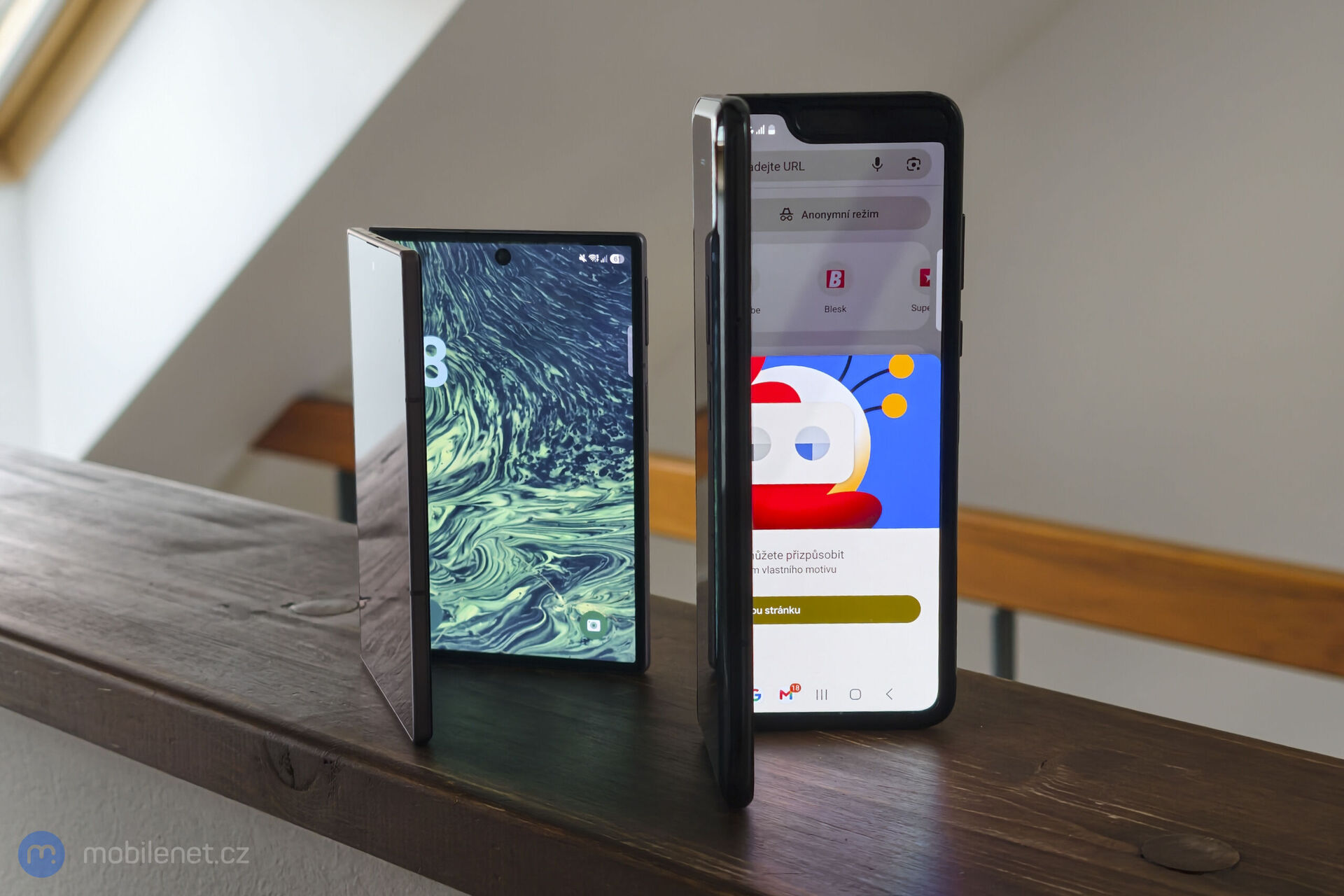 Samsung Galaxy Fold a Samsung Galaxy Z Fold8