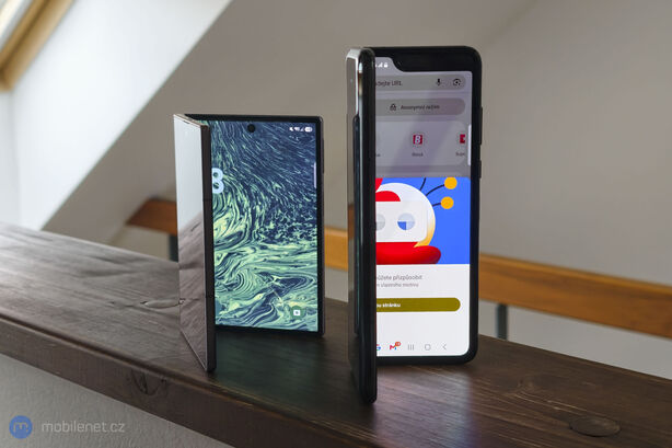 Samsung Galaxy Fold a Samsung Galaxy Z Fold8
