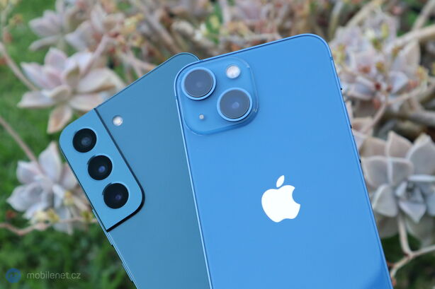 Samsung Galaxy S22 a iPhone 13 mini