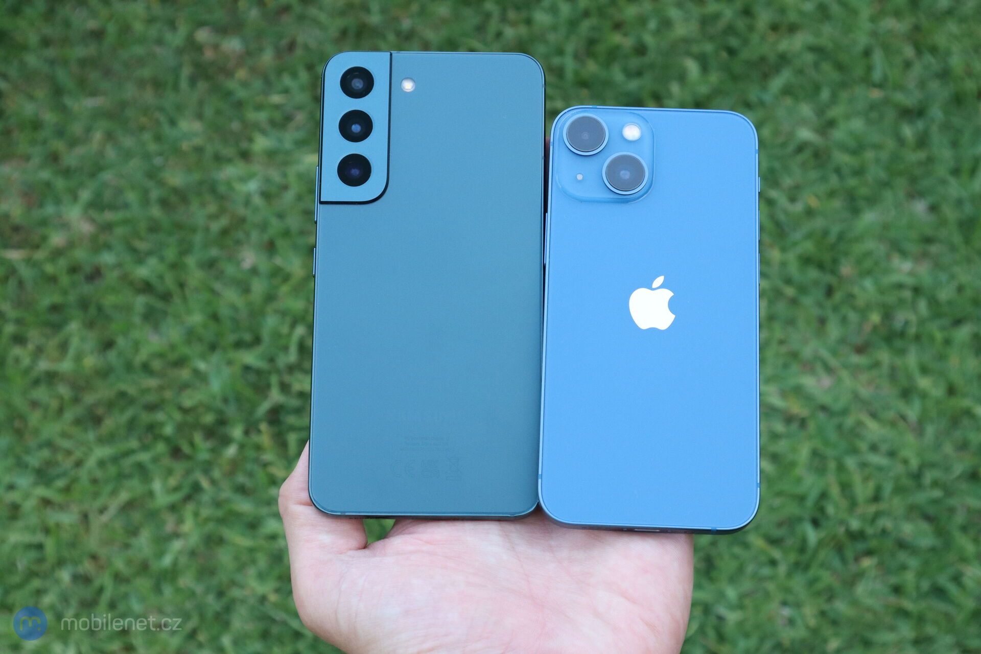 Samsung Galaxy S22 a iPhone 13 mini