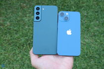 Samsung Galaxy S22 a iPhone 13 mini