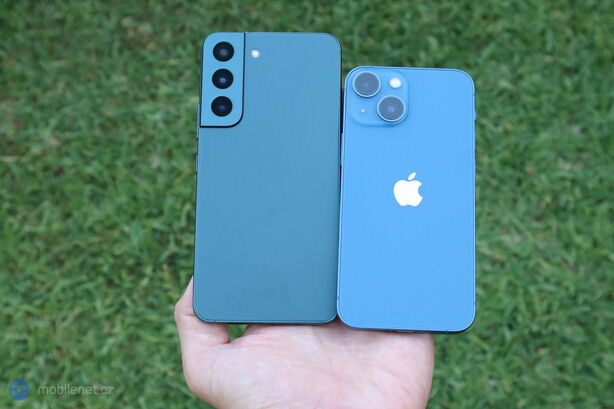 Samsung Galaxy S22 a iPhone 13 mini