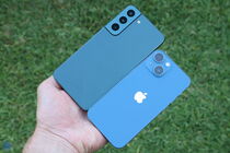 Samsung Galaxy S22 a iPhone 13 mini