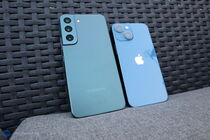 Samsung Galaxy S22 a iPhone 13 mini