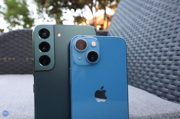 Samsung Galaxy S22 a iPhone 13 mini