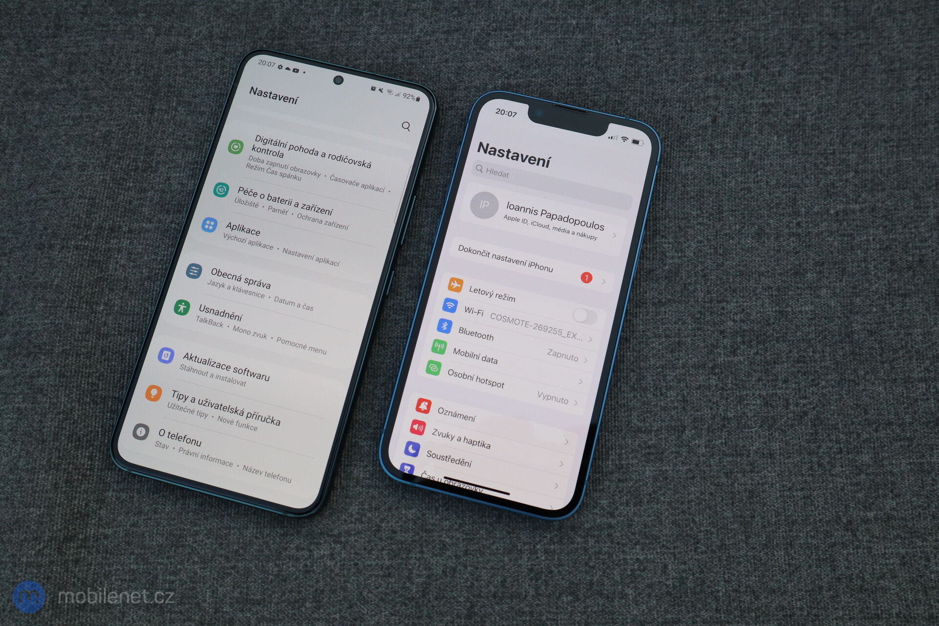 Samsung Galaxy S22 a iPhone 13 mini