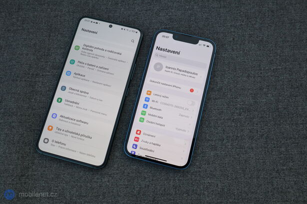 Samsung Galaxy S22 a iPhone 13 mini