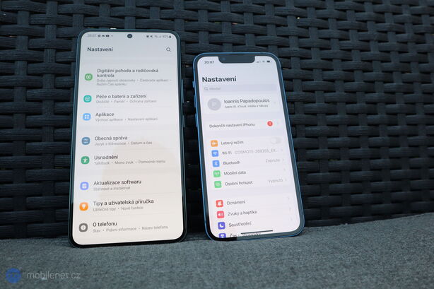 Samsung Galaxy S22 a iPhone 13 mini