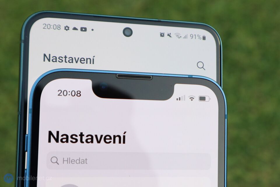 Samsung Galaxy S22 a iPhone 13 mini