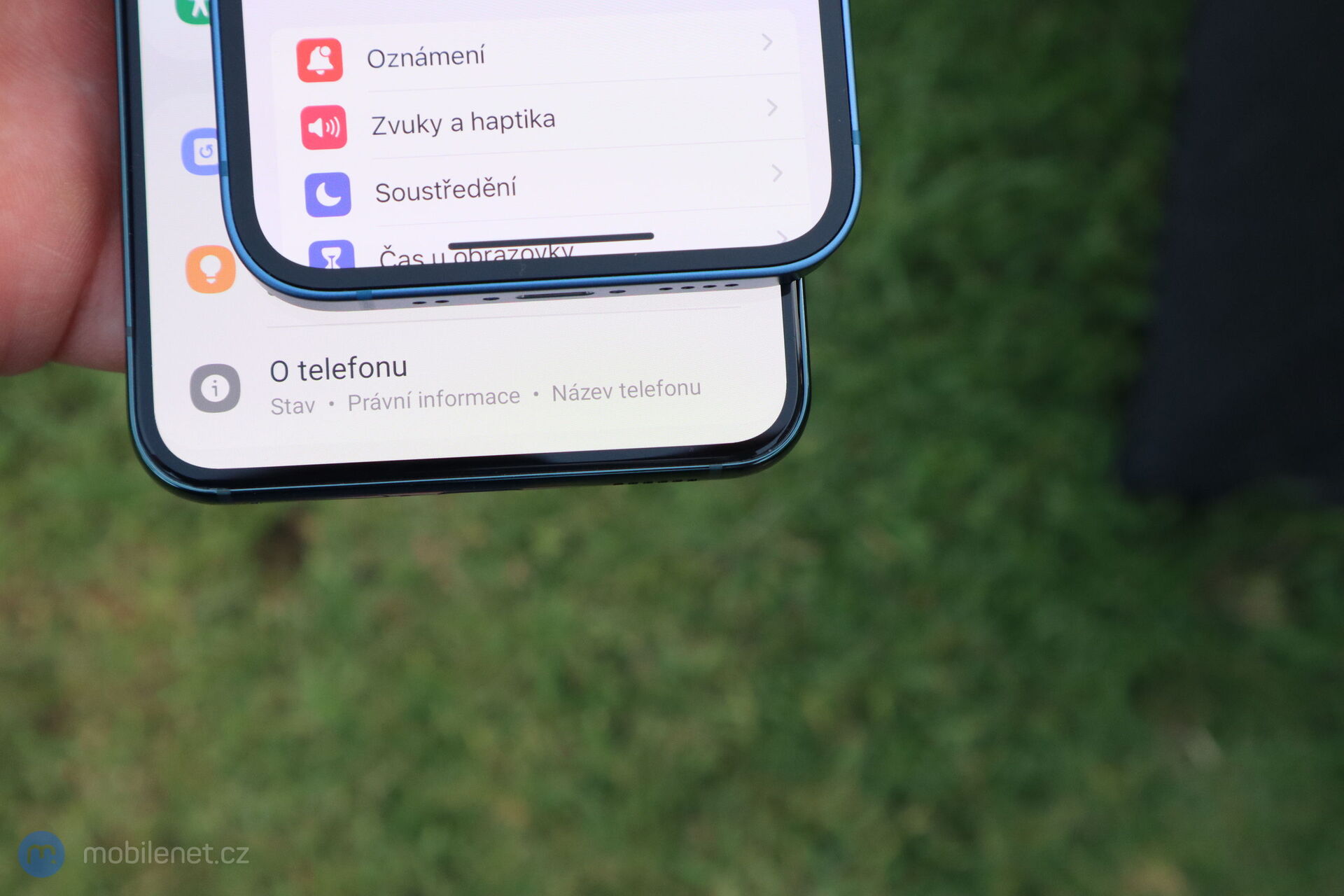 Samsung Galaxy S22 a iPhone 13 mini