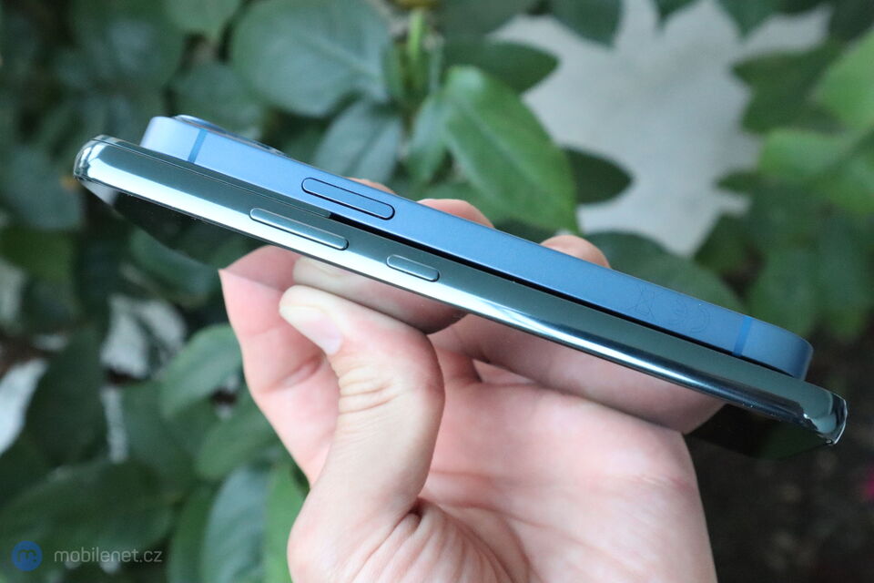 Samsung Galaxy S22 a iPhone 13 mini