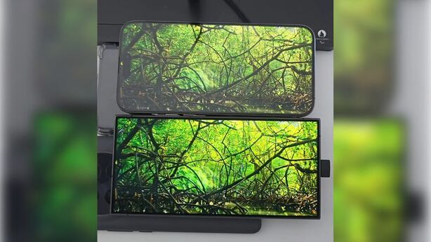 Samsung Galaxy S24 Ultra (dole) a Apple iPhone 15 (nahoře)