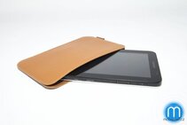 Samsung Galaxy Tab v hnědém pouzdru