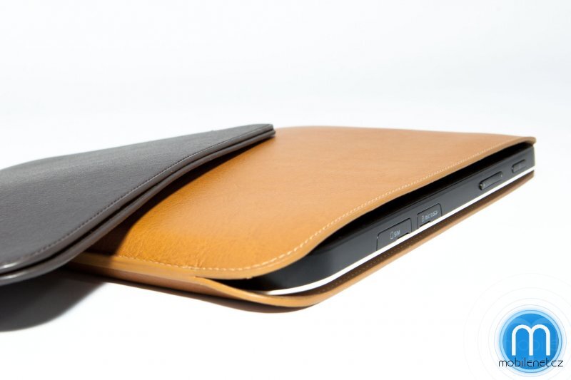Samsung Galaxy Tab v hnědém pouzdru