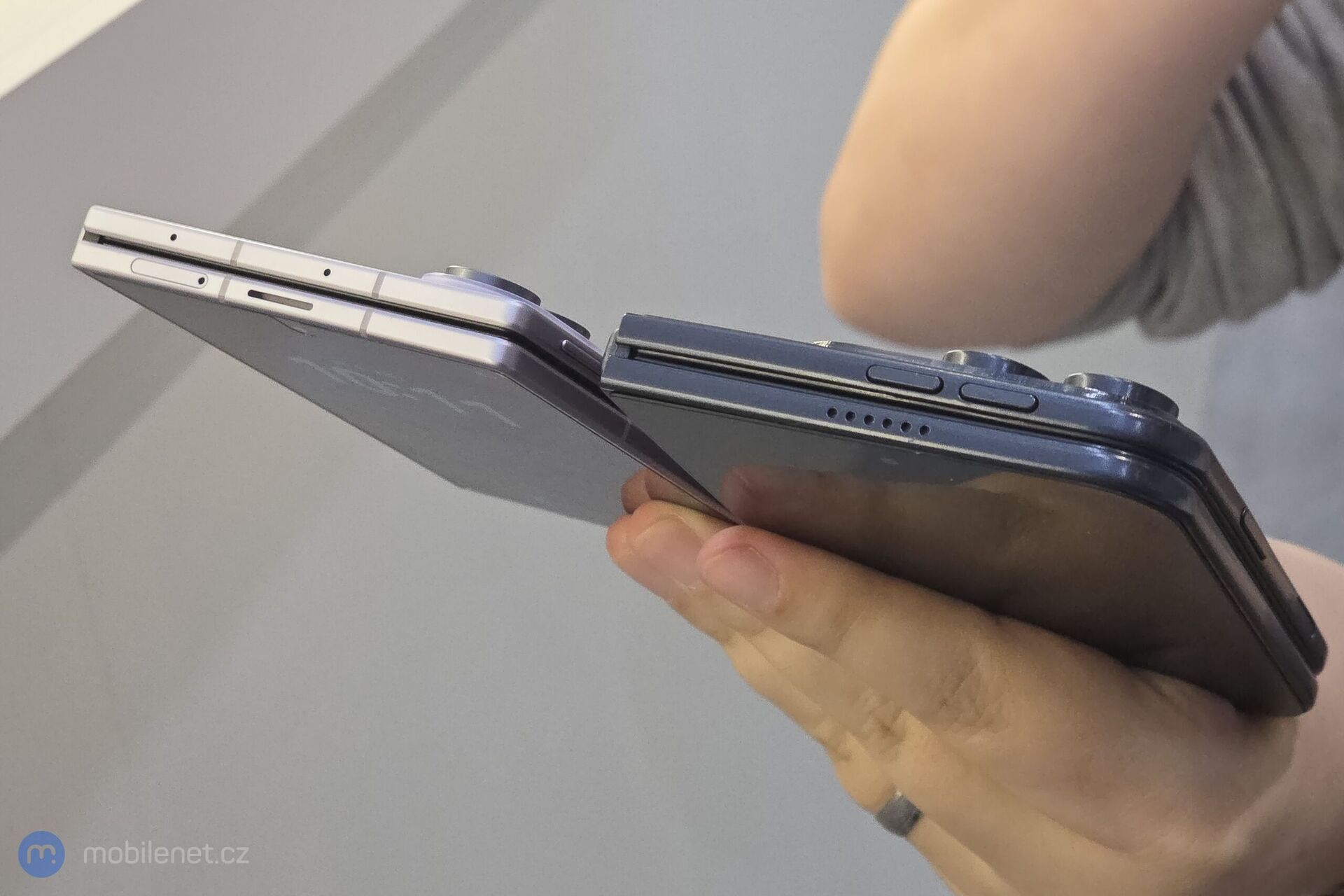 Samsung Galaxy Z Fold8 a maketa Apple iPhonu Ultra (Fold)