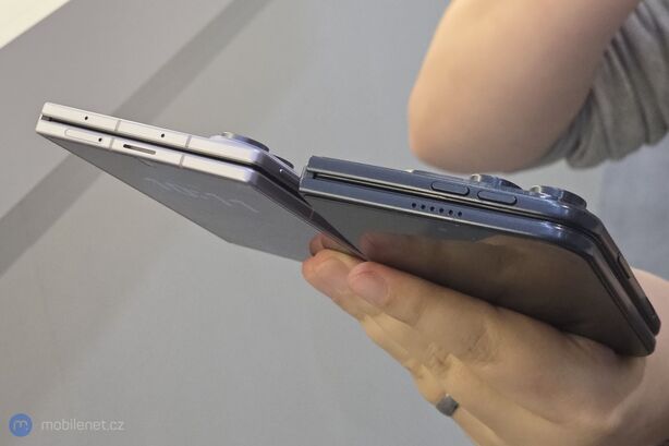Samsung Galaxy Z Fold8 a maketa Apple iPhonu Ultra (Fold)
