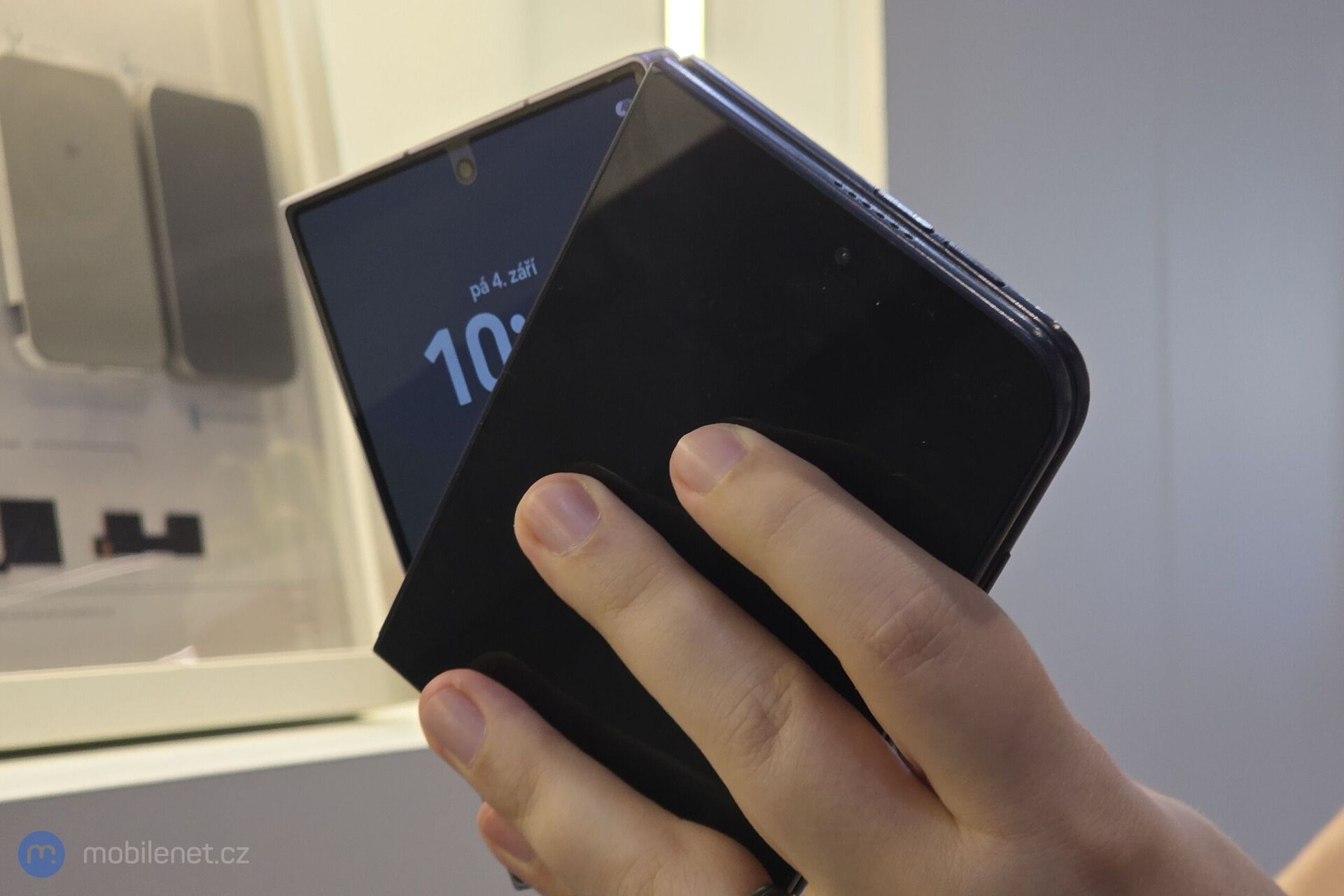 Samsung Galaxy Z Fold8 a maketa Apple iPhonu Ultra (Fold)