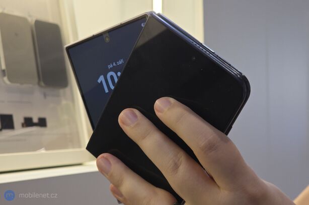 Samsung Galaxy Z Fold8 a maketa Apple iPhonu Ultra (Fold)