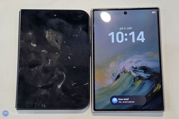 Samsung Galaxy Z Fold8 a maketa Apple iPhonu Ultra (Fold)
