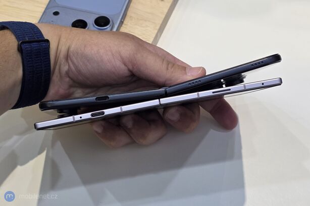Samsung Galaxy Z Fold8 a maketa Apple iPhonu Ultra (Fold)