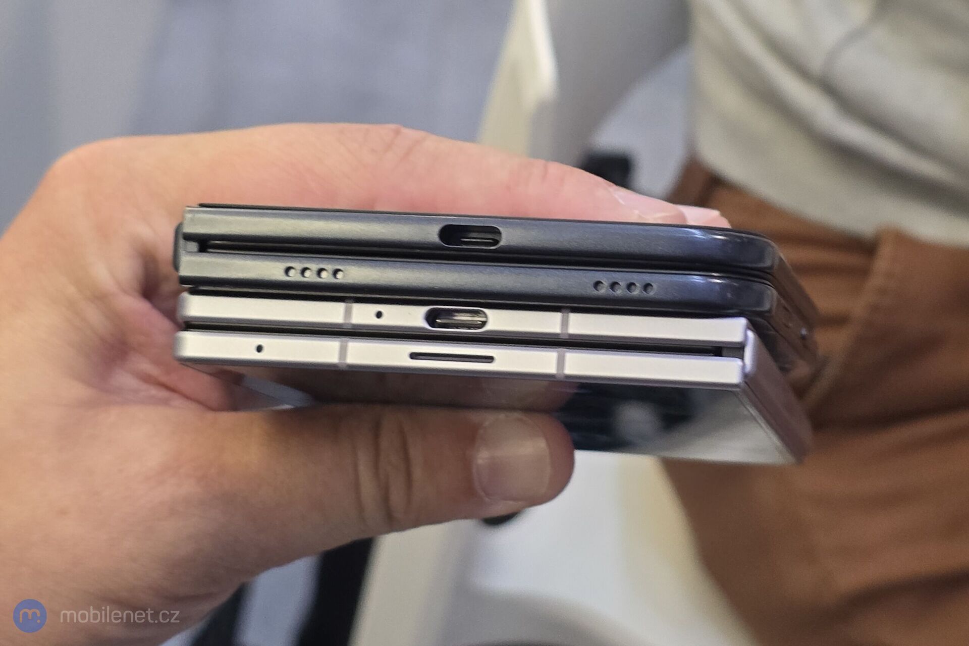 Samsung Galaxy Z Fold8 a maketa Apple iPhonu Ultra (Fold)