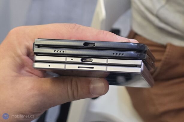 Samsung Galaxy Z Fold8 a maketa Apple iPhonu Ultra (Fold)
