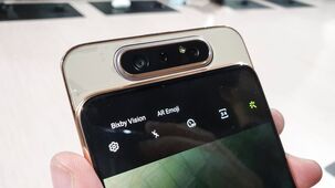 Samsung Galaxy A80 s otočným fotoaparátem živě z Milána