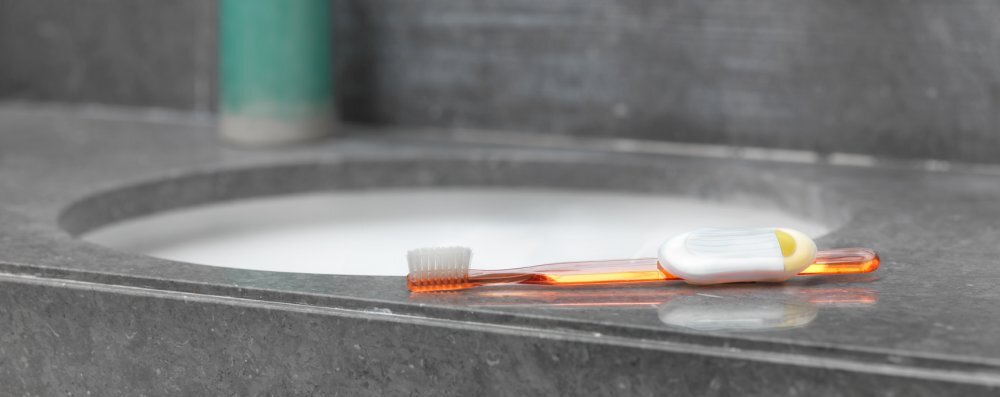 Senzor Cookie připevněný ke kartáčku.