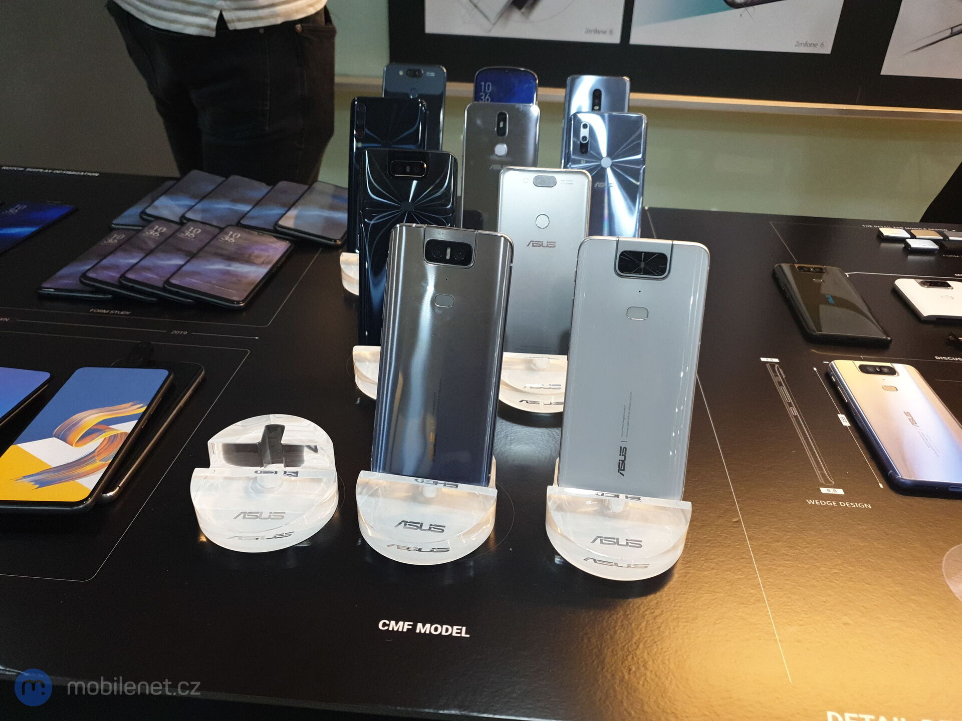 Složitým procesem je pak vybrat správný tvar telefonu