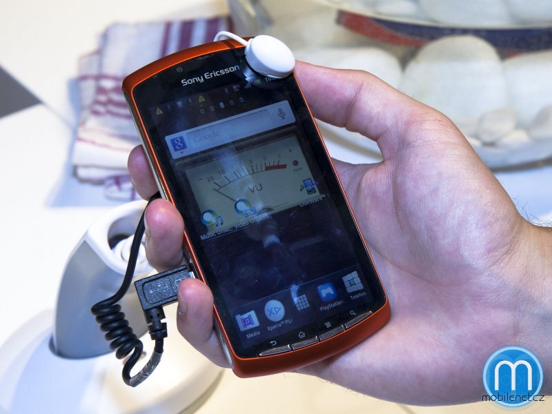 Sony Ericsson Xperia PLAY (oranžová)