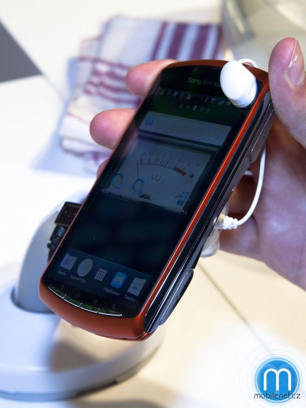 Sony Ericsson Xperia PLAY (oranžová)