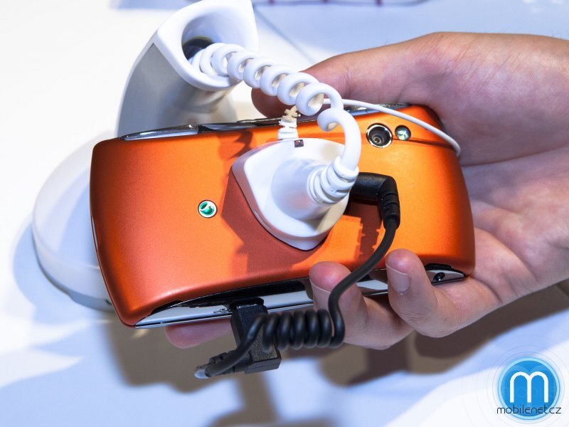 Sony Ericsson Xperia PLAY (oranžová)