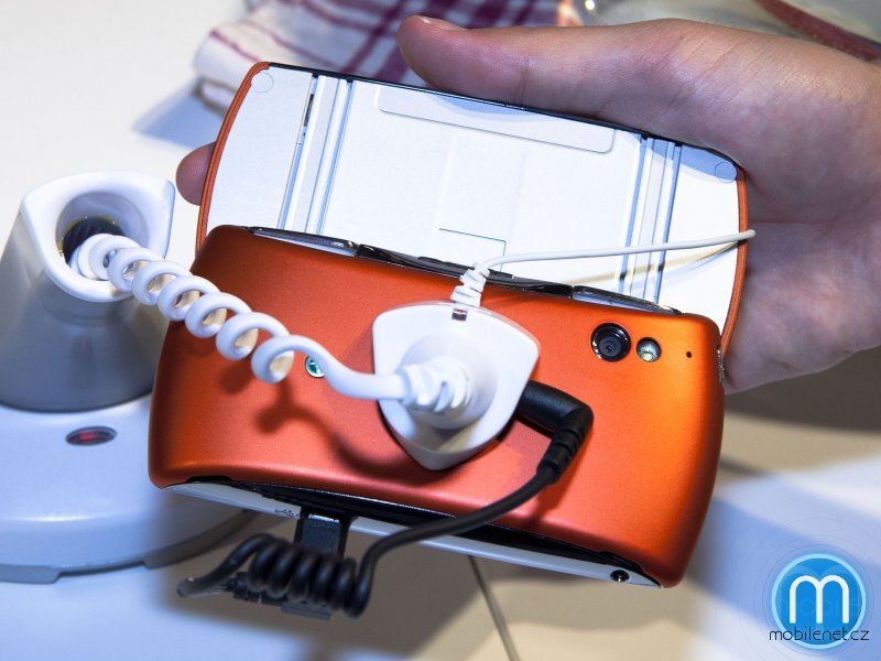 Sony Ericsson Xperia PLAY (oranžová)