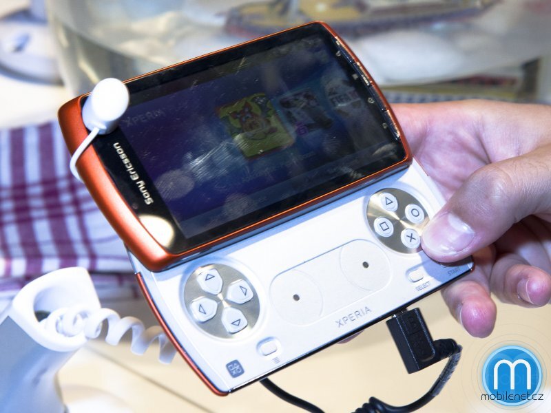 Sony Ericsson Xperia PLAY (oranžová)