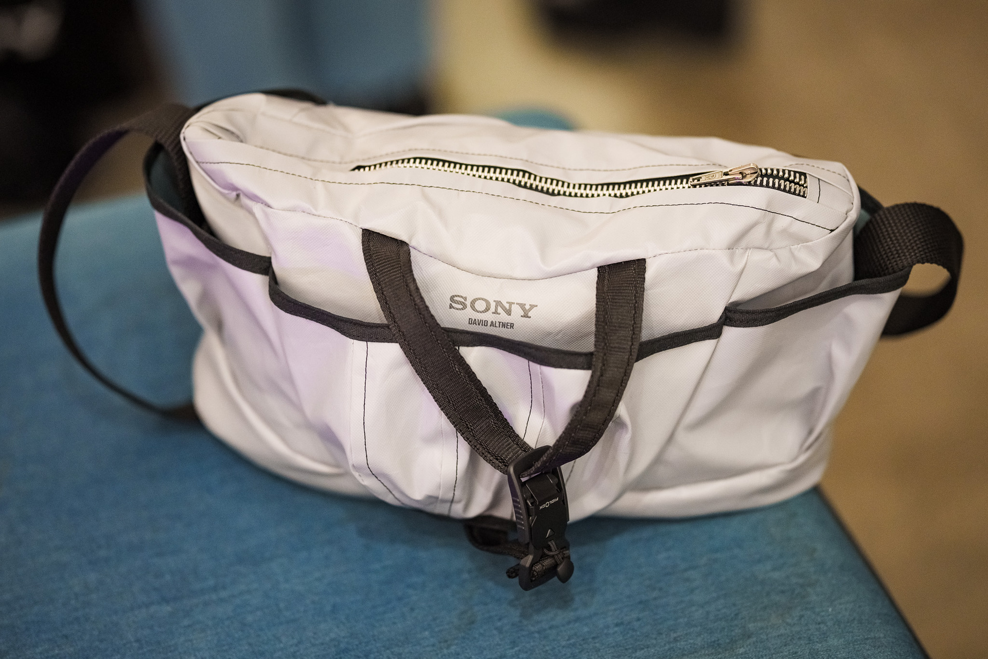 Sony WH-1000XM6 v pískově růžové barvě a designová taška od Altnera