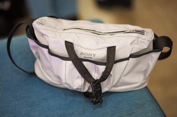 Sony WH-1000XM6 v pískově růžové barvě a designová taška od Altnera