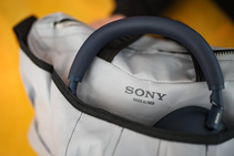 Sony WH-1000XM6 v pískově růžové barvě a designová taška od Altnera