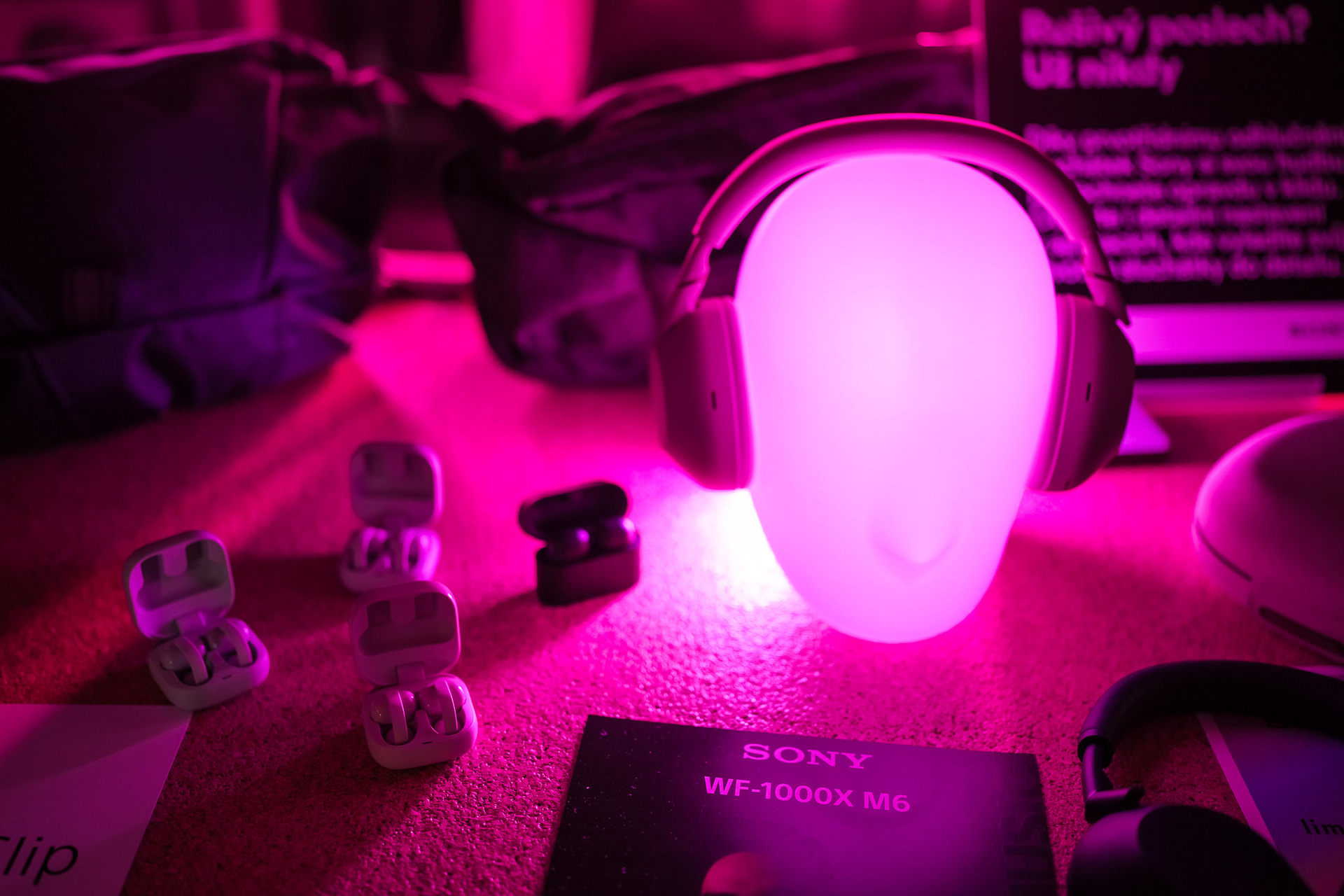 Sony WH-1000XM6 v pískově růžové barvě a designová taška od Altnera