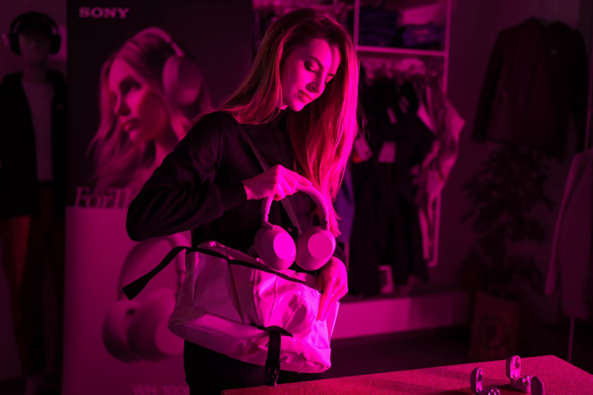 Sony WH-1000XM6 v pískově růžové barvě a designová taška od Altnera