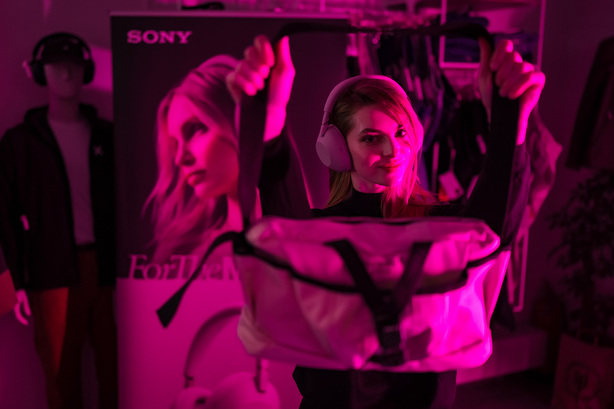 Sony WH-1000XM6 v pískově růžové barvě a designová taška od Altnera