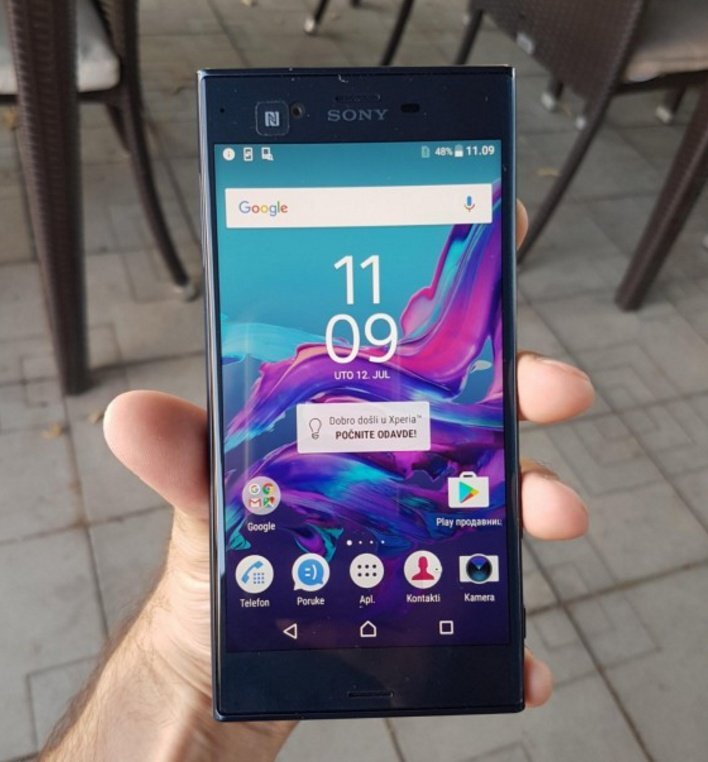 Sony Xperia F8331