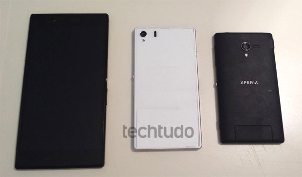 Sony Xperia i1 uprostřed, vlevo Xperia ZU, vpravo Xperia ZQ