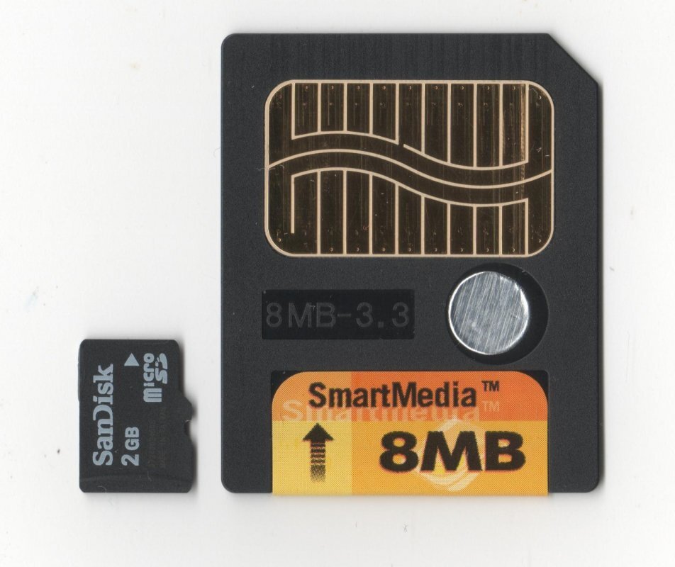 Srovnání 8MB SmartMedia karty a 2GB microSD