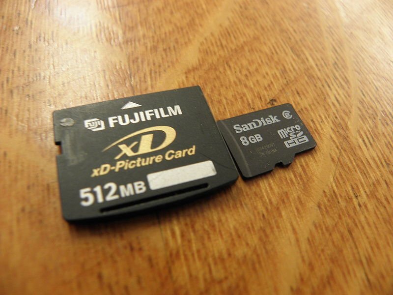 Srovnání velikosti xD karty a microSD karty