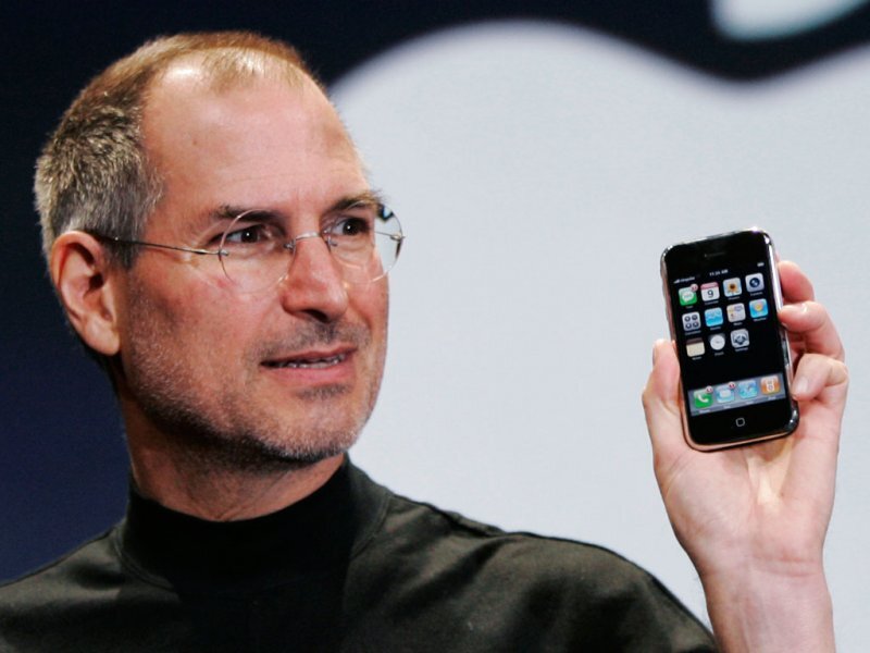Steve Jobs při představení Apple iPhone v roce 2007