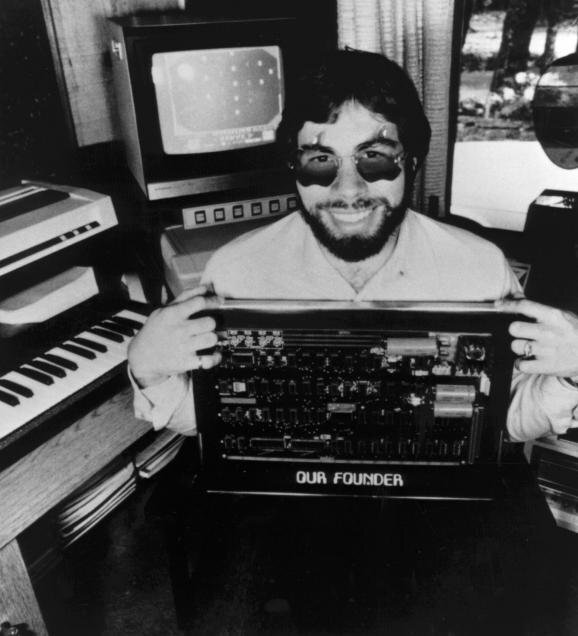 Steve Wozniak se základní deskou počítače Apple 1