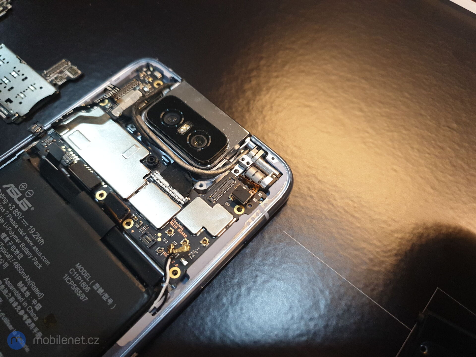 takto pak vypadá umístění motorku v telefonu - vpravo od modulu fotoaparátu