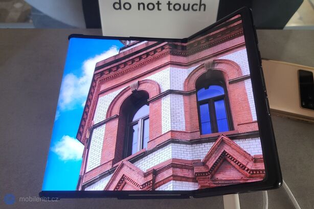 TCL ohebný a výsuvný displej