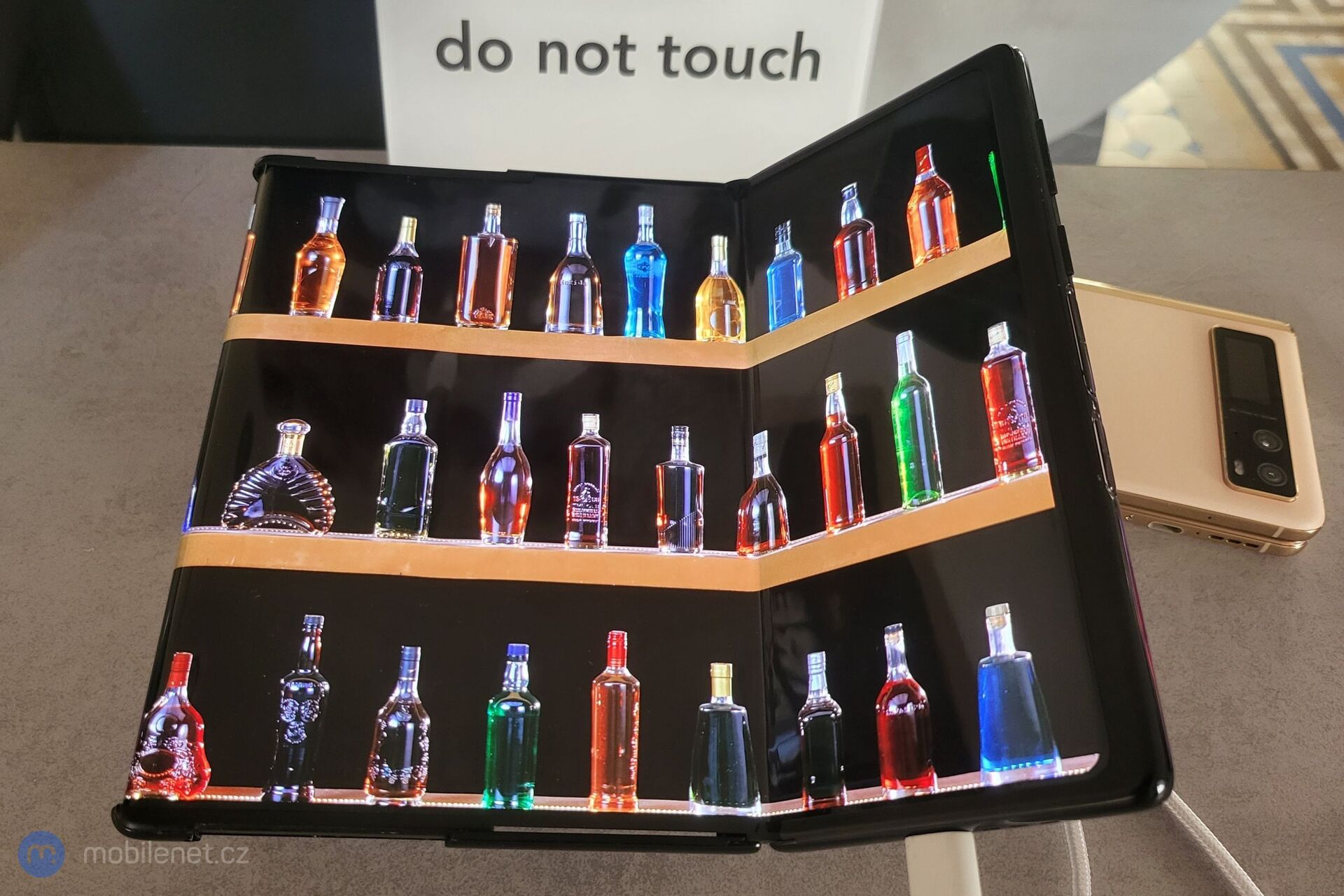 TCL ohebný a výsuvný displej